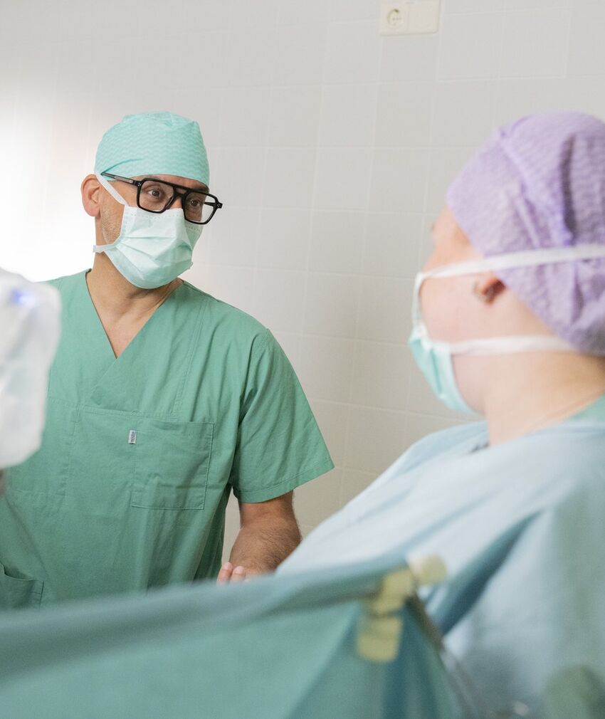 Gespräch Da Vinci OP – PAN Klinik Chirurg und OP-Assistenz im Gespräch am Da-Vinci-System in der PAN Klinik