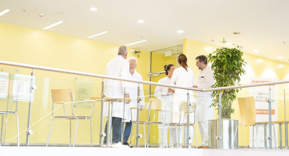 Ärzteteam der PAN Klinik auf der Galerie im Gespräch