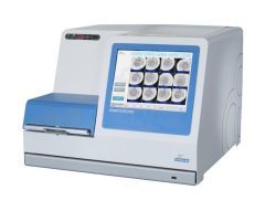 Ein medizinisches Gerät mit einem großen Bildschirm und einer blauen Front. Auf dem Bildschirm sind mehrere kleine Proben sichtbar. Das Gerät wird wahrscheinlich zur Analyse von Laborproben verwendet.