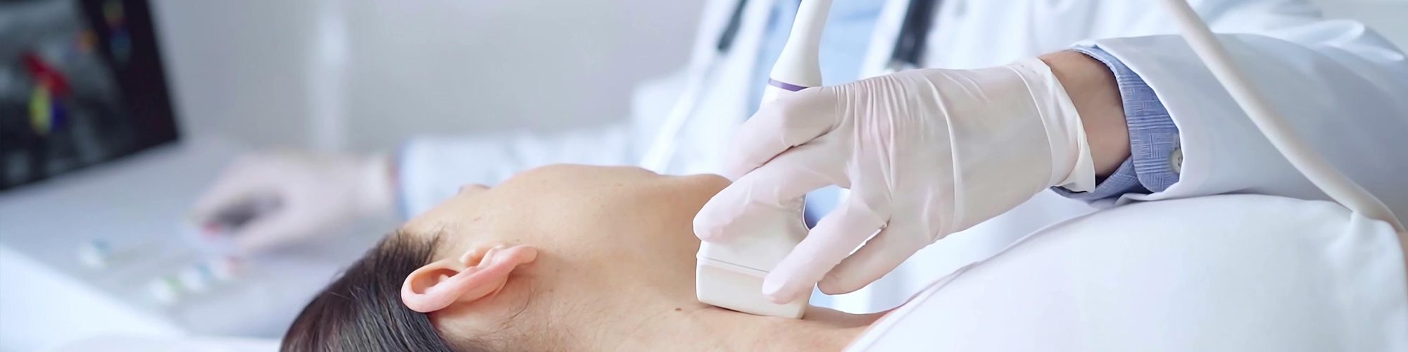 Eine Ultraschalluntersuchung beim Patientin. Arzt führt Ultraschalluntersuchung durch.