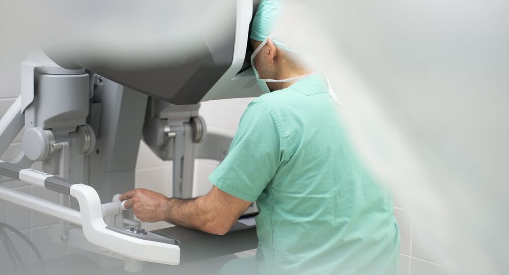 Arzt Da Vinci Konsole – Robotische Chirurgie (PAN Klinik) Arzt an Da Vinci Konsole für robotische Chirurgie in der PAN Klinik
