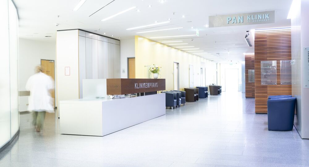 Empfangsbereich Etage 3 – PAN Klinik Empfangsbereich Etage 3 der PAN Klinik Köln mit Tresen und Wartebereich