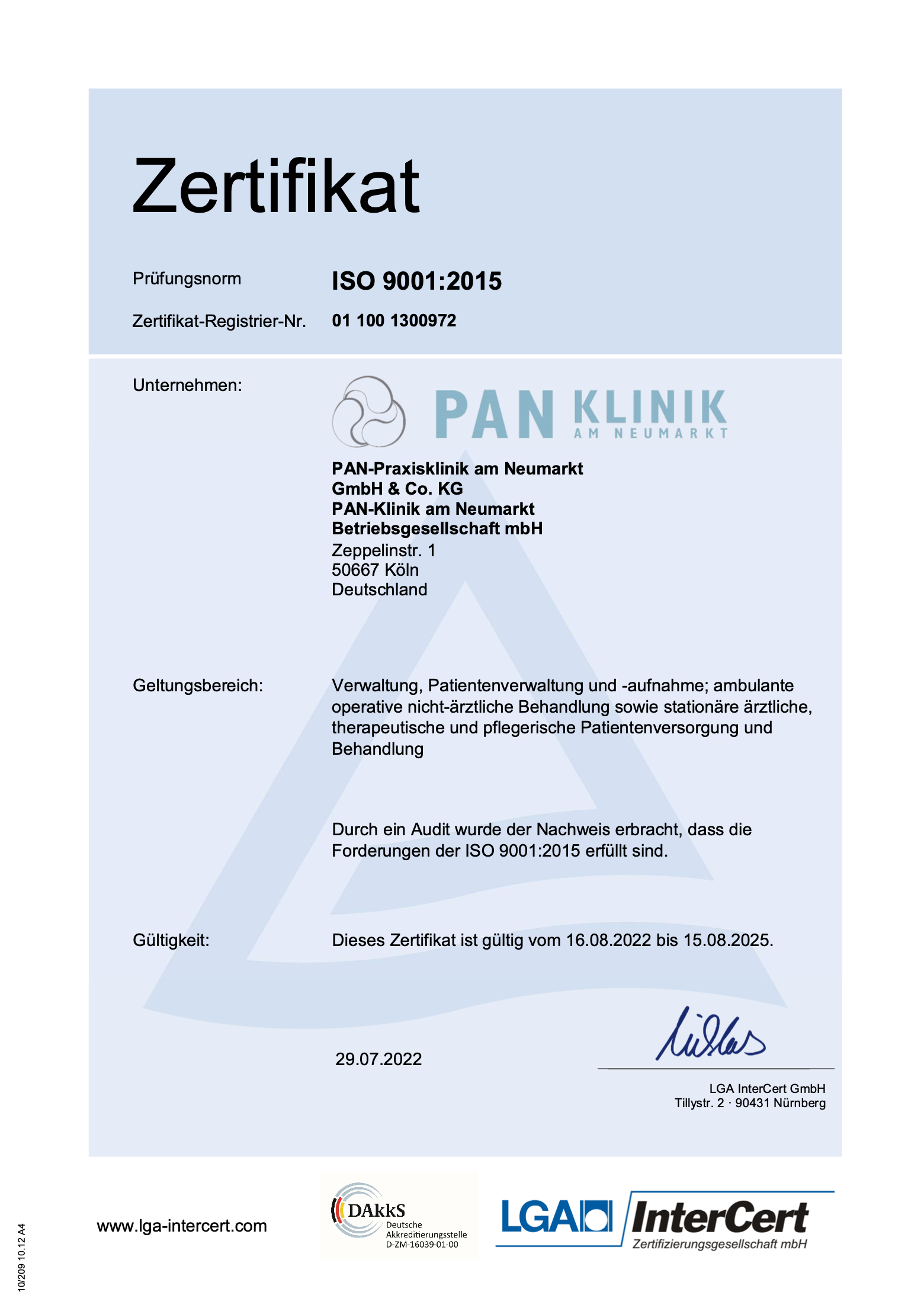 Zertifikat der PAN-Klinik am Neumarkt für ISO 9001:2015. Bestätigt die Einhaltung der Anforderungen für Qualitätsmanagement in der Patientenverwaltung und -behandlung. Gültig vom 16.08.2022 bis 15.08.2025. Datum der Ausstellung: 29.07.2022.
