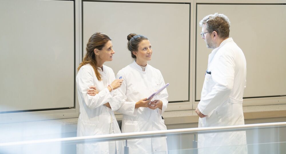 Fachaustausch im Ärzteteam – PAN Klinik Ärzteteam der PAN Klinik im fachlichen Austausch