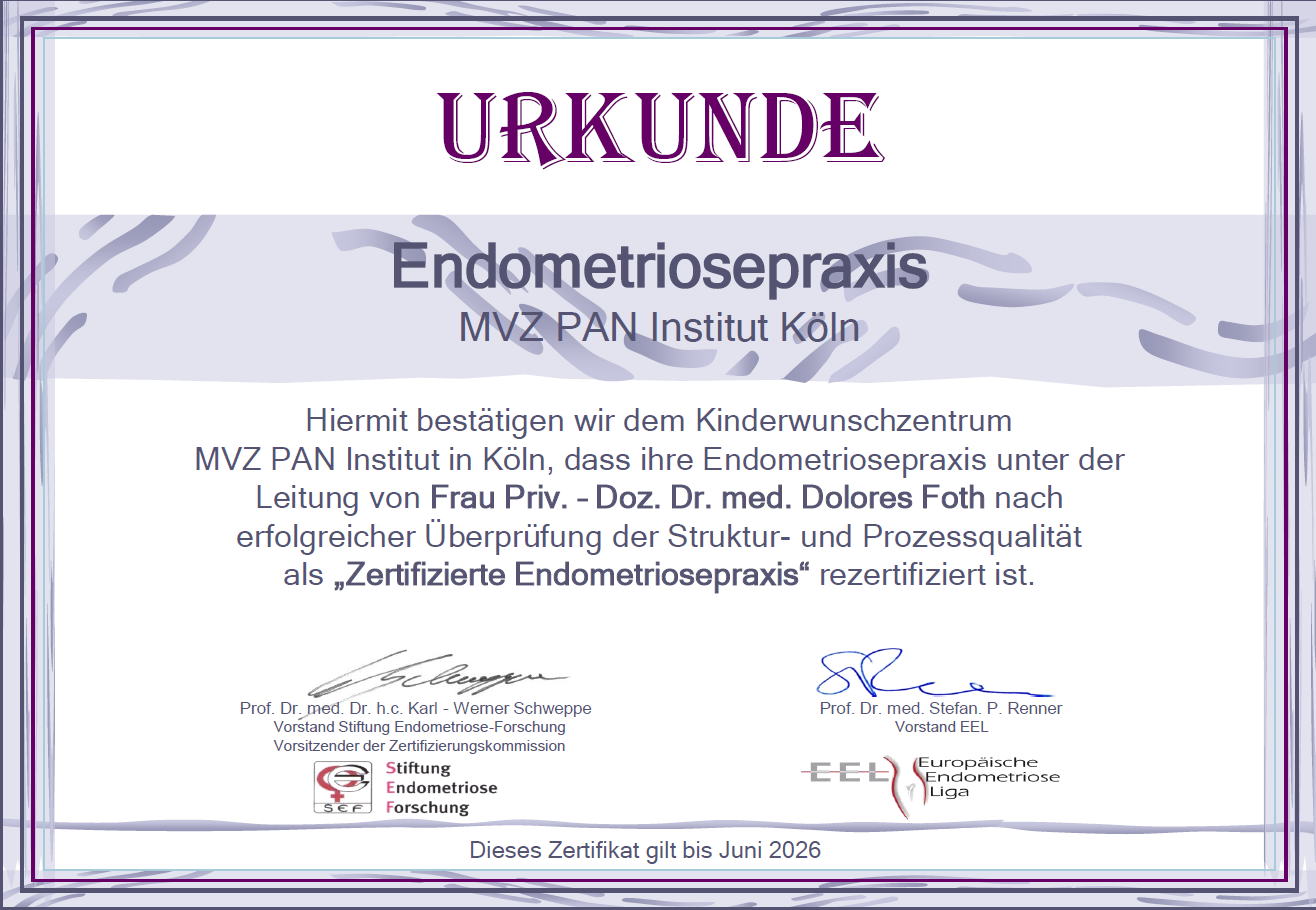 Urkunde für die Endometriosepraxis des MVZ PAN Instituts Köln. Bestätigung der Rezertifizierung als „Zertifizierte Endometriosepraxis“ unter der Leitung von Frau Priv.-Doz. Dr. med. Dolores Foth. Gültig bis Juni 2026.