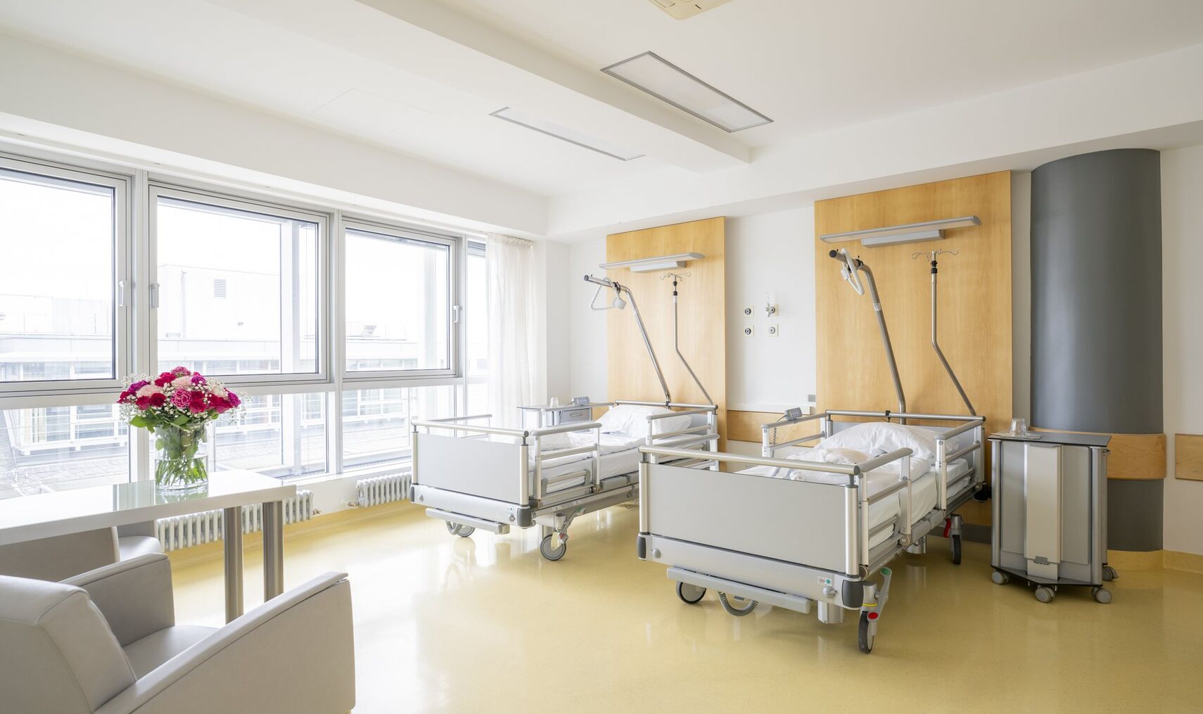 Betten Patientenzimmer – PAN Klinik Betten in Patientenzimmer auf der Station Etage 6 in der PAN Klinik mit Domblick