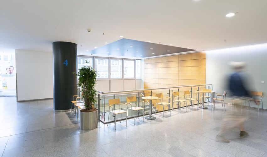 Wartebereich – PAN Klinik Wartebereich auf der Etage 4 im Foyer der PAN Klinik