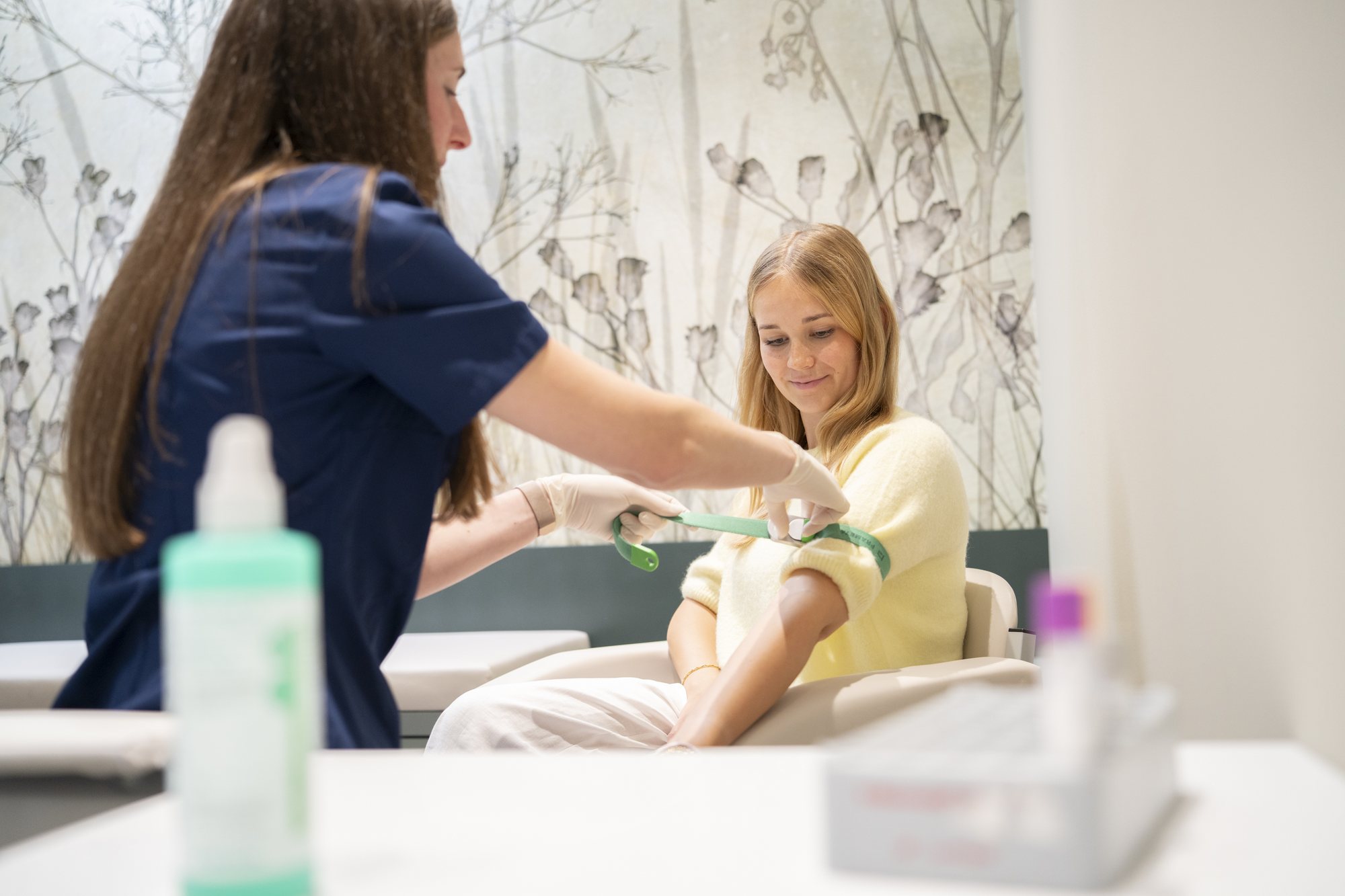Blutabnahme bei einer Patientin im Hormonzentrum Köln in der PAN Klinik