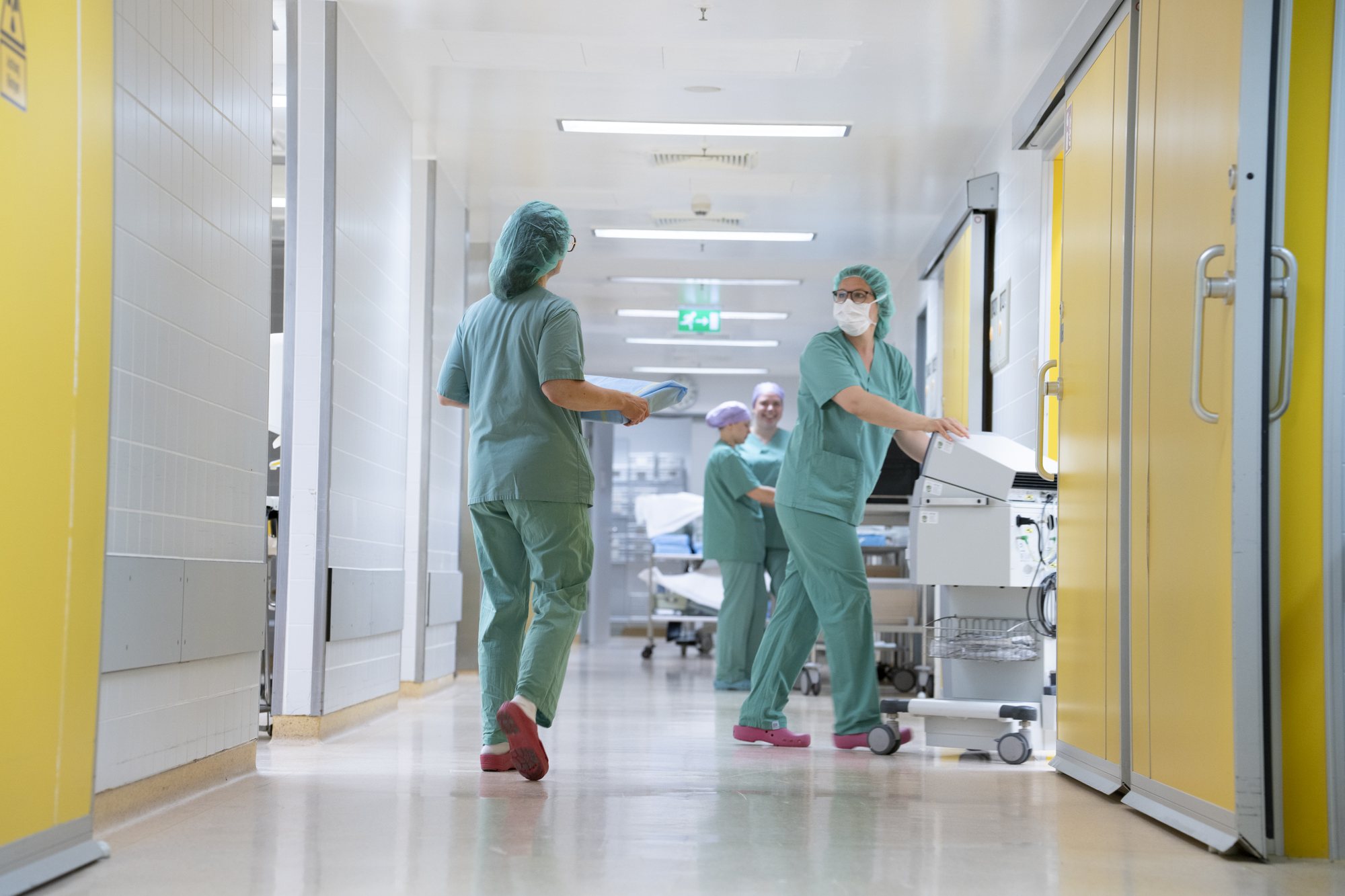 OP Team Flur – PAN Klinik OP-Team der PAN Klinik Köln im Flur zwischen den Operationssälen