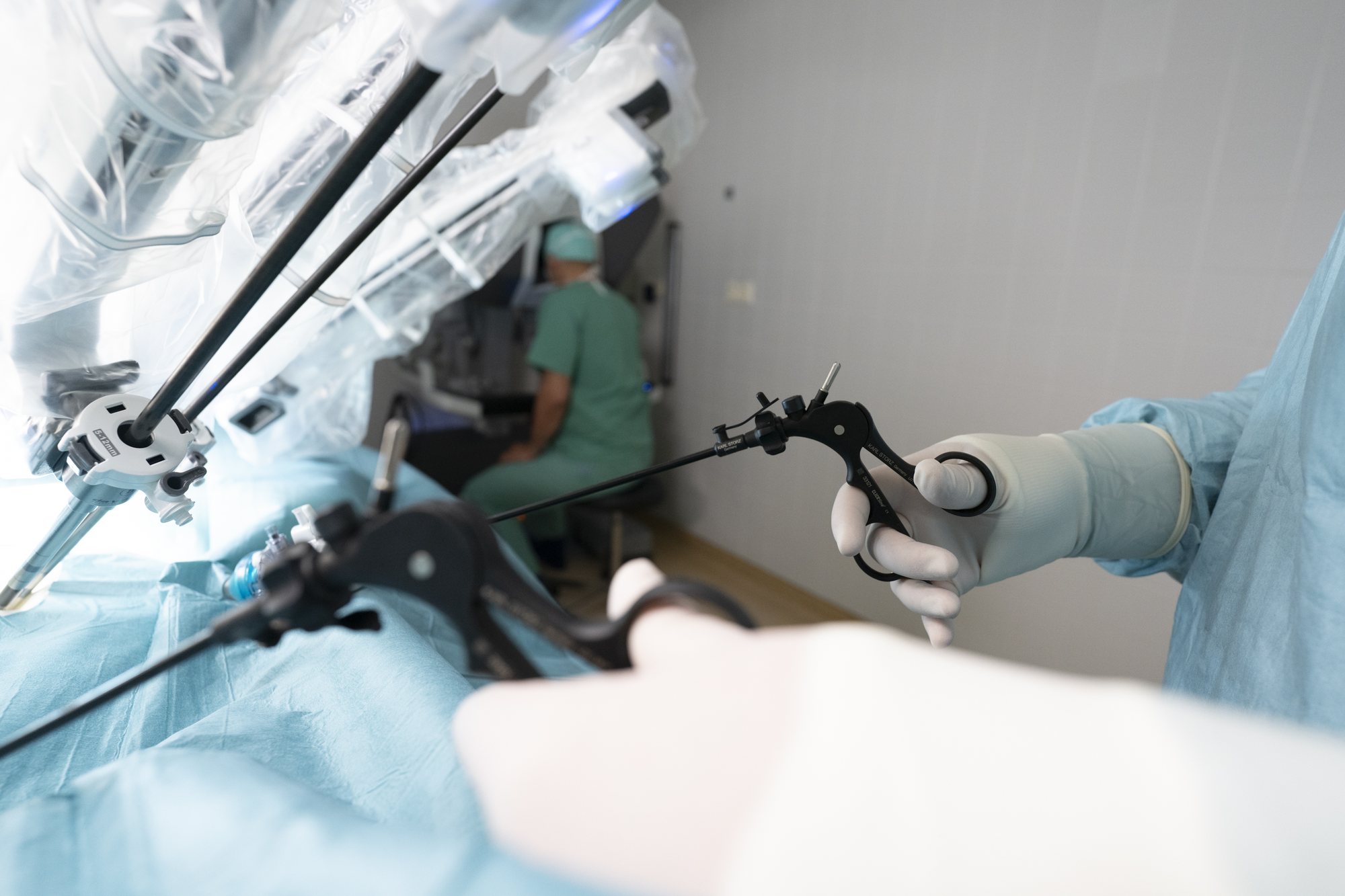Roboterarme Da-Vinci-Operationssystems – PAN Klinik Roboterarme des Da-Vinci-Operationssystems während eines minimalinvasiven Eingriffs